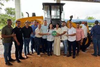 janad-valcari-entrega-uma-pa-carregadeira-para-cariri-do-tocantins
