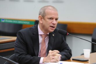comissao-aprova-uso-obrigatorio-de-fonte-tamanho-14-em-comunicacoes-para-idosos