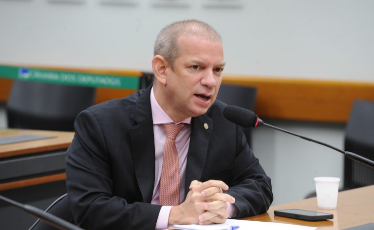 comissao-aprova-uso-obrigatorio-de-fonte-tamanho-14-em-comunicacoes-para-idosos