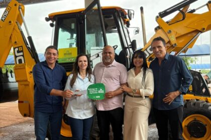 formoso-do-araguaia-recebe-uma-retroescavadeira-em-parceria-com-janad-valcari
