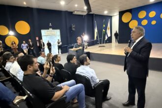 gestos,-discurso-e-contraste:-a-arquitetura-da-nova-estrategia-de-laurez-moreira