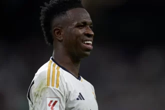 vinicius-junior-celebra-o-tetra-da-libertadores:-‘ser-flamengo-e-um-carnaval’