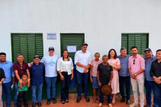mais-moradia:-alexandre-guimaraes-participa-da-entrega-de-16-casas-populares-em-recursolandia-ao-lado-do-prefeito-vinicius-barbosa
