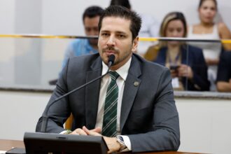 olyntho-comemora-sancao-da-lei-que-isenta-de-ipva-carros-eletricos-e-hibridos