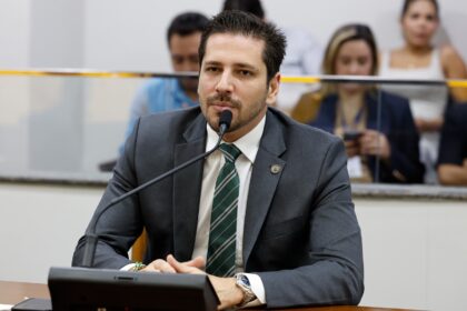 olyntho-comemora-sancao-da-lei-que-isenta-de-ipva-carros-eletricos-e-hibridos