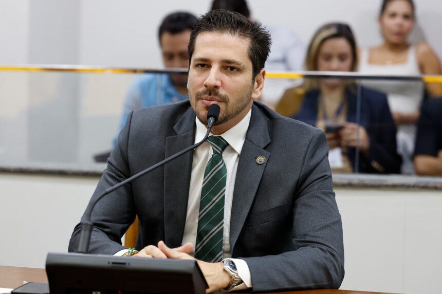 olyntho-comemora-sancao-da-lei-que-isenta-de-ipva-carros-eletricos-e-hibridos