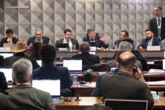 obrigado-a-depor,-ex-diretor-do-inss-nao-explica-aumento-de-descontos-em-massa