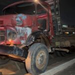 motorista-morre-apos-caminhao-sair-da-pista-e-bater-em-poste-na-br-153,-em-araguaina