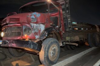 motorista-morre-apos-caminhao-sair-da-pista-e-bater-em-poste-na-br-153,-em-araguaina