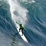 burle-cai-em-onda-gigante,-quase-se-afoga-e-tem-resgate-dramatico