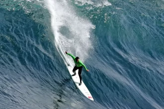 burle-cai-em-onda-gigante,-quase-se-afoga-e-tem-resgate-dramatico