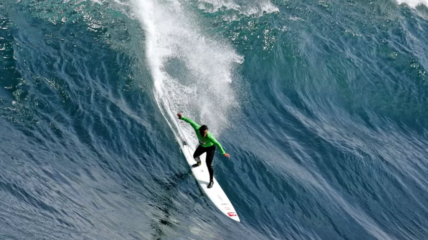 burle-cai-em-onda-gigante,-quase-se-afoga-e-tem-resgate-dramatico