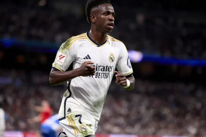 vini-jr-vacila,-mas-real-vence-com-dois-de-mbappe-e-segue-caca-ao-barcelona