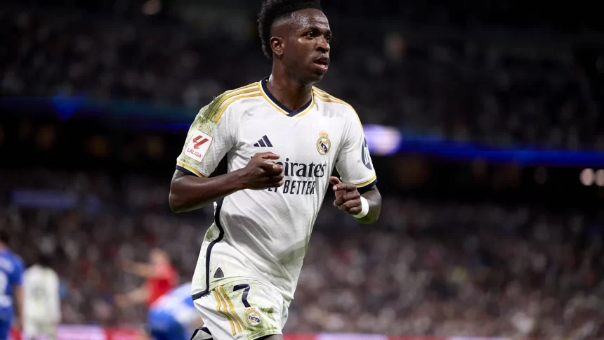 vini-jr-vacila,-mas-real-vence-com-dois-de-mbappe-e-segue-caca-ao-barcelona