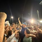 aos-gritos-de-“o-curraleiro-voltou”,-wanderlei-e-recebido-por-multidao-de-apoiadores-em-taquaralto-e-e-carregado-nos-bracos;-prefeitos-e-deputados-tambem-comemoram