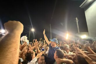 aos-gritos-de-“o-curraleiro-voltou”,-wanderlei-e-recebido-por-multidao-de-apoiadores-em-taquaralto-e-e-carregado-nos-bracos;-prefeitos-e-deputados-tambem-comemoram