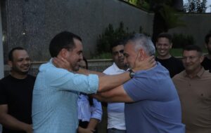 reencontro-de-wanderlei-e-amelio-teve-“abraco-encomendado”-pelo-saudoso-antonio-do-bar-e-reciprocidade-de-amizade-e-parceria 