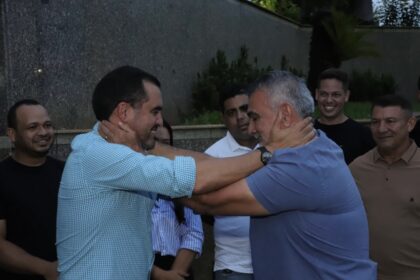 reencontro-de-wanderlei-e-amelio-teve-“abraco-encomendado”-pelo-saudoso-antonio-do-bar-e-reciprocidade-de-amizade-e-parceria 