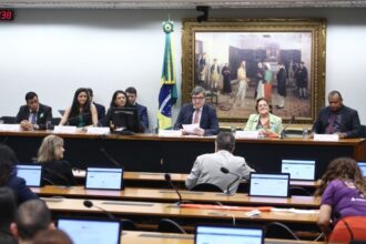 relator-promete-para-a-proxima-semana-parecer-sobre-piso-salarial-de-funcionarios-de-escolas