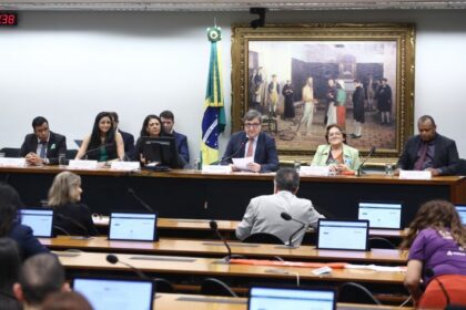 relator-promete-para-a-proxima-semana-parecer-sobre-piso-salarial-de-funcionarios-de-escolas