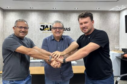 eleicoes-2026:-jair-farias-amplia-base-ainda-mais-e-recebe-apoio-do-prefeito-e-vice-prefeito-de-campos-lindos