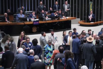 deputados-aprovam-texto-base-de-projeto-que-reduz-penas-dos-condenados-pelo-8-de-janeiro;-acompanhe