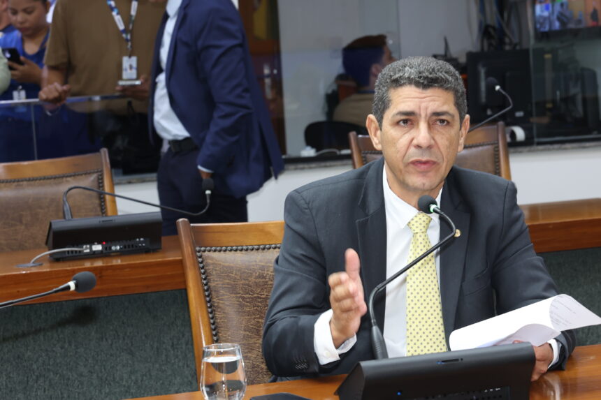 valdemar-junior-propoe-dispensa-de-uso-de-uniforme-escolar-a-estudantes-com-tea-e-outros-transtornos