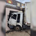 caminhao-invade-padaria-apos-se-envolver-em-acidente-com-carro-em-gurupi