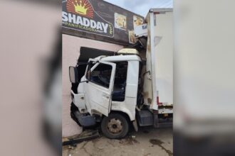 caminhao-invade-padaria-apos-se-envolver-em-acidente-com-carro-em-gurupi