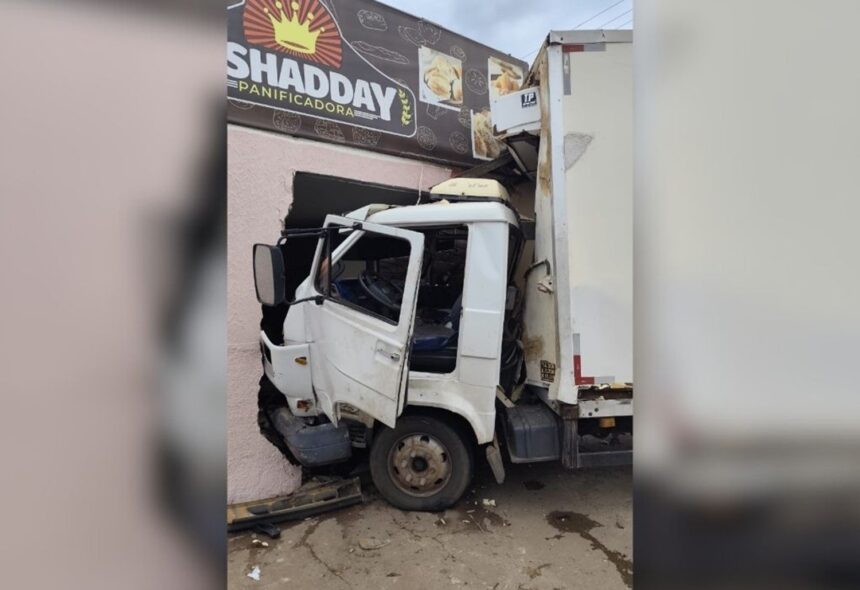 caminhao-invade-padaria-apos-se-envolver-em-acidente-com-carro-em-gurupi