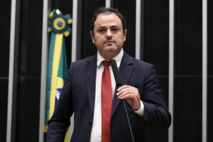 camara-aprova-suspensao-por-seis-meses-do-mandato-de-glauber-braga