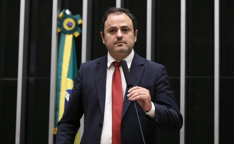 camara-aprova-suspensao-por-seis-meses-do-mandato-de-glauber-braga