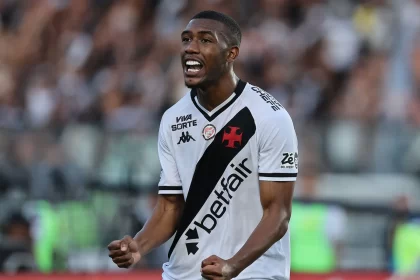 vasco-anuncia-a-renovacao-de-contrato-do-atacante-rayan-ate-o-fim-de-2028