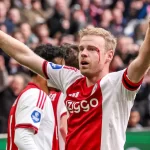 capitao-do-ajax-leva-cabecada-durante-comemoracao;-veja