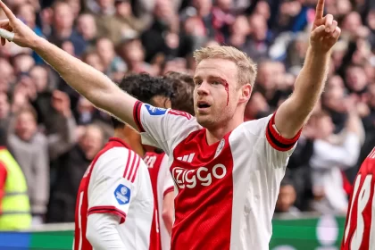 capitao-do-ajax-leva-cabecada-durante-comemoracao;-veja