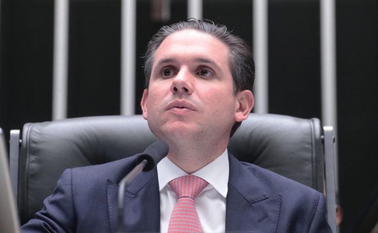 aprovacao-de-projeto-que-regulamenta-a-reforma-tributaria-vai-reduzir-custos-para-o-cidadao,-diz-motta