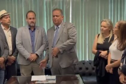 em-brasilia,-gomes-deixa-claro-a-prefeitos:-“sou-candidato-a-reeleicao-e-minha-candidata-a-governadora-e-a-dorinha”