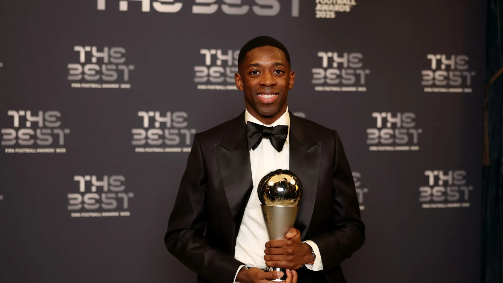 dembele-confirma-favoritismo-e-leva-premio-de-melhor-do-mundo-da-fifa