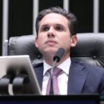 hugo-motta-comemora-aprovacao-de-projeto-que-reduz-beneficios-fiscais