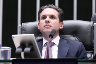 hugo-motta-comemora-aprovacao-de-projeto-que-reduz-beneficios-fiscais