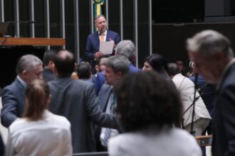 camara-aprova-projeto-que-reduz-beneficios-fiscais-federais-e-aumenta-tributacao-de-bets-e-fintechs