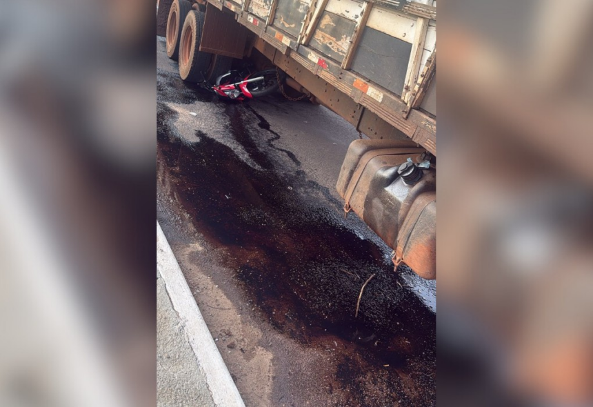 moto-vai-parar-embaixo-de-caminhao-em-cruzamento-e-deixa-motociclista-ferido;-video