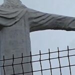 raio-quebra-mao-do-cristo-redentor-no-tocantins-durante-temporal;-video