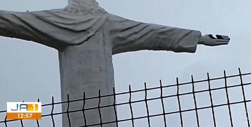 raio-quebra-mao-do-cristo-redentor-no-tocantins-durante-temporal;-video