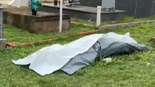 no-bico,-corpo-e-visto-em-gramado-de-cemiterio-por-falta-de-estrutura-no-iml