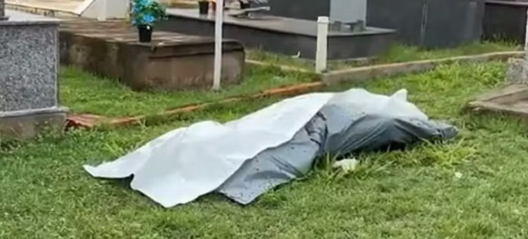no-bico,-corpo-e-visto-em-gramado-de-cemiterio-por-falta-de-estrutura-no-iml