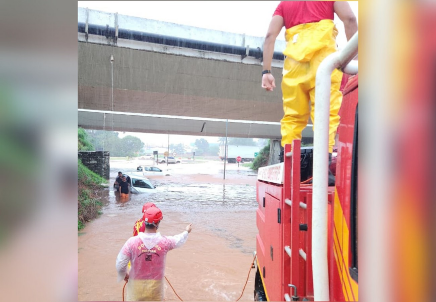 resgate,-acidente-e-alagamentos:-chuva-forte-causa-transtornos-em-palmas-e-gurupi