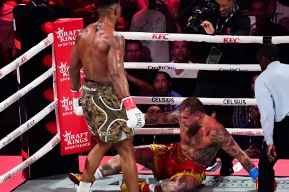 anthony-joshua-luta-mal,-mas-derruba-jake-paul-no-sexto-round-e-espera-por-tyson-fury