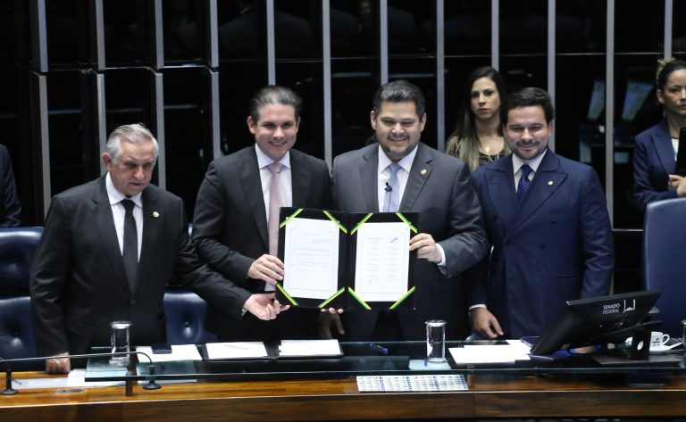 congresso-promulga-emenda-constitucional-que-permite-a-professor-acumular-outro-cargo-publico