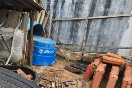 corpo-de-mulher-e-encontrado-em-cova-rasa-apos-denuncia-de-cheiro-forte-em-casa